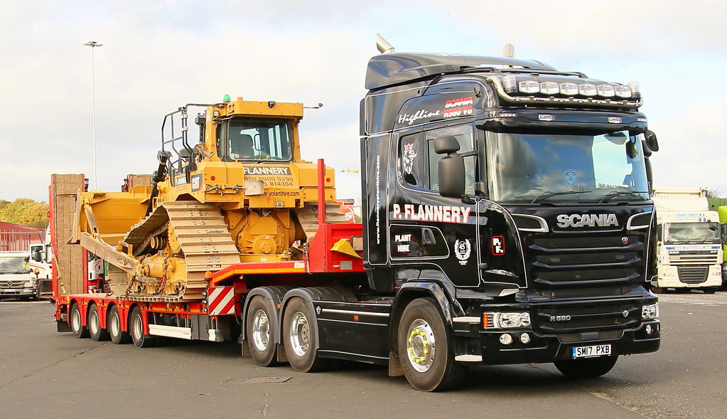 نقل المعدات الثقيلة - شاحنة متخصصة تحمل معدات صناعية ضخمة بأحدث التقنيات