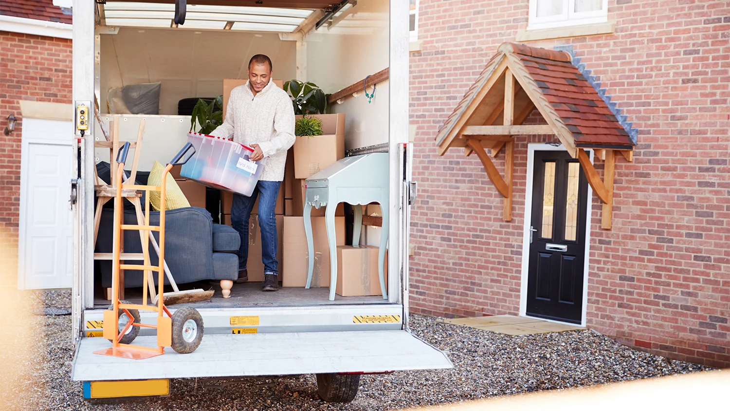 نقل الأمتعة الشخصية - فريق محترف يقوم بتحميل الأثاث والممتلكات بعناية فائقة